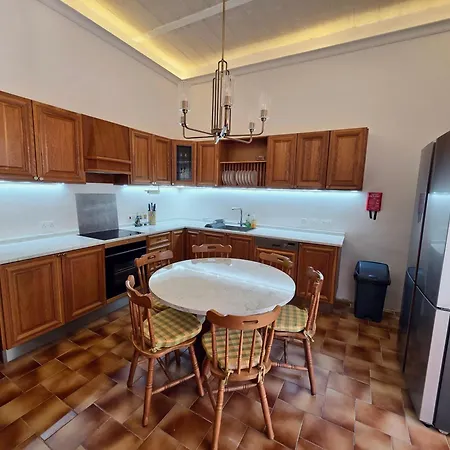 Charming House In With Bbq, Close To Promenade Tatil Evi
