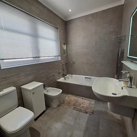 Charming House In With Bbq, Close To Promenade *